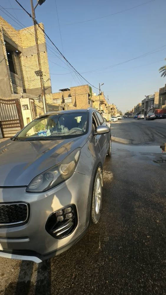 السلام عليكم كيا سبورتج للبيع 2019 lx ماشية 60 الف ميل ، وارد امريكي ، مكينة GDI 2400 cc ، بيها بنيد مبدل و دعامية و الباقي بيها رصعات بسيطة موضحة بالصور السيارة نظيفة، نص مواصفات ، غرفتها 100/100 ، سيارة مال جناي ، سعرها 160$ و بيها مجال للتفاوض 
للاتصال :*********** بغداد, العراق
