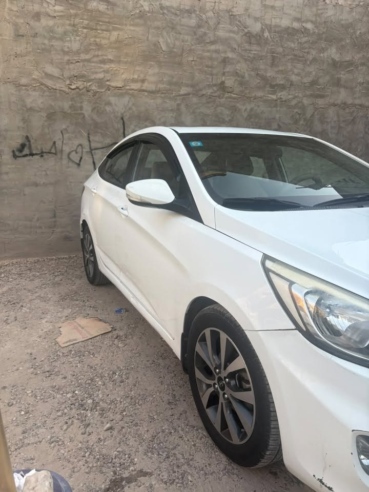 اكسنت ٢٠١٦ خليجي
ماشية ٩٥ والسيارة بدون حادث فقط رصعات بالجانب الايمن مثل ما موضح بالصور وبدون قطرة صبغ 
والسيارة فول فتحة سقف وتحكم ستيرن وكامرة وحساسات
السعر ١***********٢٧
