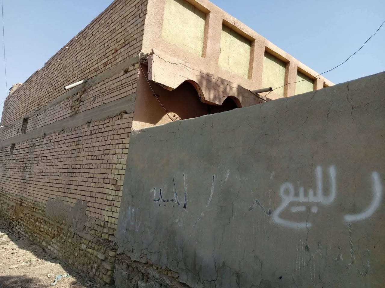 بيت للبيع ملك طابو صرف 
مساحه 250م يتكون من ثلاث غرف وصاله وديوانيه ومطبخ كونكريت مسلح وطابوق مكان البيت الشطره السيديه قرب ال عفريت يم المولد منطقة هادئة السعر 65 وبيه مجال استفسار اكثر ***********واتساب

