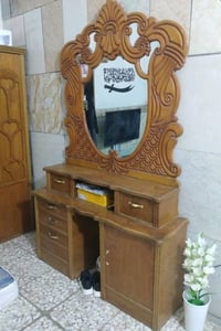 ميز مع مراية خشب كما موضح في الصورة للبيع