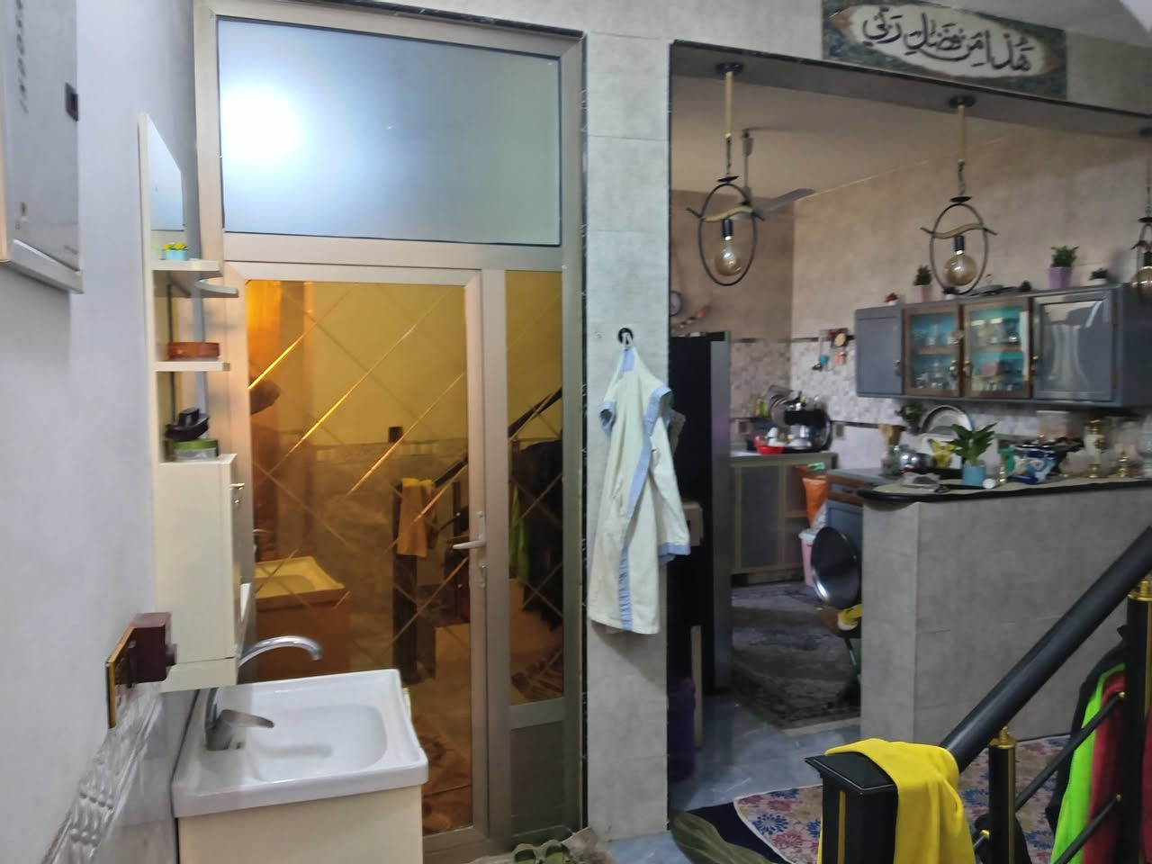 السلام عليكم بيت لبيع  واجهه ٥ متر نزال ١٢ونص يحتوي على ٣ غرف نوم مع ٢ صحيات مكانه بالمجمع البيت المميز متوفر جميع الخدمات السعر ٨٠ مليون للاستفسار ***********
