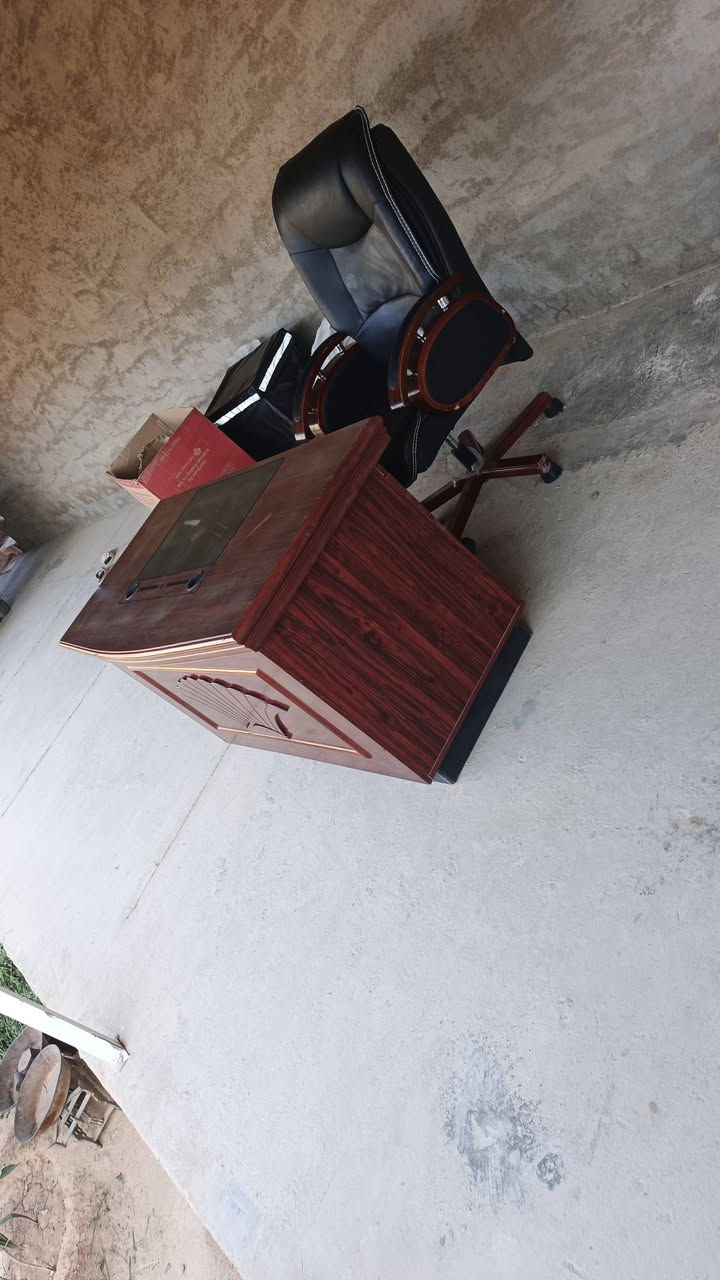 للبيع كرسي +ميز كبير ابو 6 جرارات
استخدم شي قليل 
السعر مناسب جدأ 160 فقط 
العنوان حديثه  
‏‪***********‬‏
