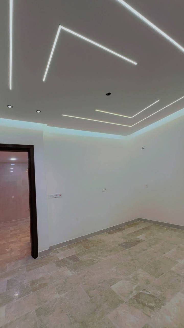سلام عليكم مشتمل  عدد ( 1)50 متر للبيع ركن 🏡
دار واحد ركن
 واجهه 5
نزال 10متر 
بناء حديث درجه اولى 
يحتوي على صاله ومطبخ وحمام 
الطابق الثاني
غرفتين نوم.  حمام. عدد 2
طابق الثالث غرفه نوم وسطح 

العنوان :: الامن الوطني مقابيل شقق حي الصدام السكني السعر خاص رقم الهاتف ***********
