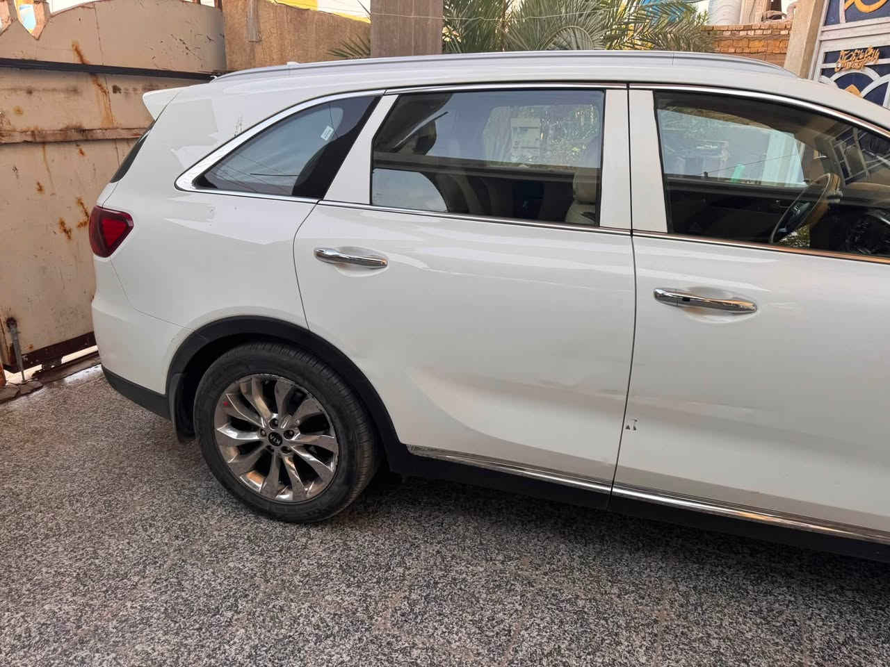 السلام عليكم سورنتو موديل20 خليجي كفاله عامه بيها شخص موضح بالصور نص فول ماشيه82 الف السياره نظيفة 4 مودات قياده 6 سلندر تحكم كهربائي بالكراسي الجنطة كهربائيه مرايا جانبيه كهربائيه دخول ذكي كامرة خلفيه وبيها بعد مواصفات 
سعرها 230 ورقه للتواصل ***********
