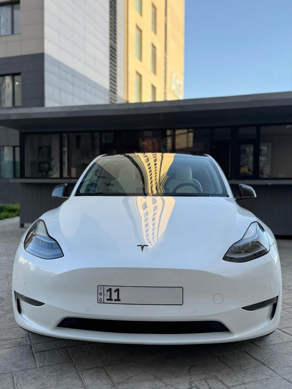 السلام عليكم للبيع
تيسلا y بيفورمنس ( رياضية ) 2022

نظام دفع: كهربائي ثنائي المحرك (Dual Motor AWD)
* الدفع: رباعي دائم (AWD)
* التسارع 0-60 ميل/س (0-97 كم/س): 3.5 ثانية
* السرعة القصوى: 250 كم/س (155 ميل/س) تقريباً
* القوة المقدرة: بين 455 و580 حصان حسب طريقة القياس والمصدر.  

البطارية والمدى

* البطارية: حوالي 75 كيلوواط ساعة
* المدى الرسمي EPA: 303 أميال (488 كم) للشحنة الواحدة.  
* الشحن المنزلي (240 فولت): حوالي 11.8 ساعة للشحن الكامل.  
* دعم شحن Tesla Supercharger السريع حتى 250 كيلوواط.  

العجلات والفرامل

* جنوط Uberturbine قياس 21 إنش
* فرامل Performance أكبر حجماً
* نظام تعليق رياضي منخفض مقارنة بفئة Long Range.  

المقصورة

* شاشة وسطية 15 إنش
* سقف بانورامي زجاجي كامل
* 5 مقاعد
* تدفئة للمقاعد الأمامية والخلفية
* شحن لاسلكي للهواتف
* نظام صوت Premium مع 14 سماعة وساب ووفر.  

مساحة التخزين

* خلف المقاعد: 34.3 قدم³ (حوالي 971 لتر)
* الحد الأقصى بعد طي المقاعد: 76.2 قدم³ (حوالي 2158 لتر).  

أنظمة السلامة

* Autopilot الأساسي
* مثبت سرعة متكيف
* المحافظة على المسار
* كاميرات محيطية
* مراقبة النقطة العمياء
* ⁠
الحادث فقط جاملغ وبنيد مكفول شواصي ولغود واي شي غير الذكرتهن تصليح درجه اولى ✅
السعر 
175
عنوان بغداد 

***********
