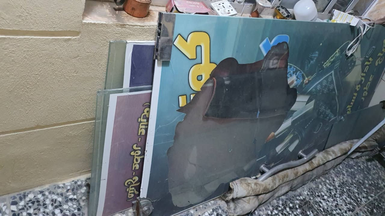 السلام عليكم جامخانة للبيع نضيفة الارتفاع ٢٤٥
العرض ٢٦٣ الانتصار مقابل مرور الحسينية 
السعر ٢٥٠ بي مجال ***********
