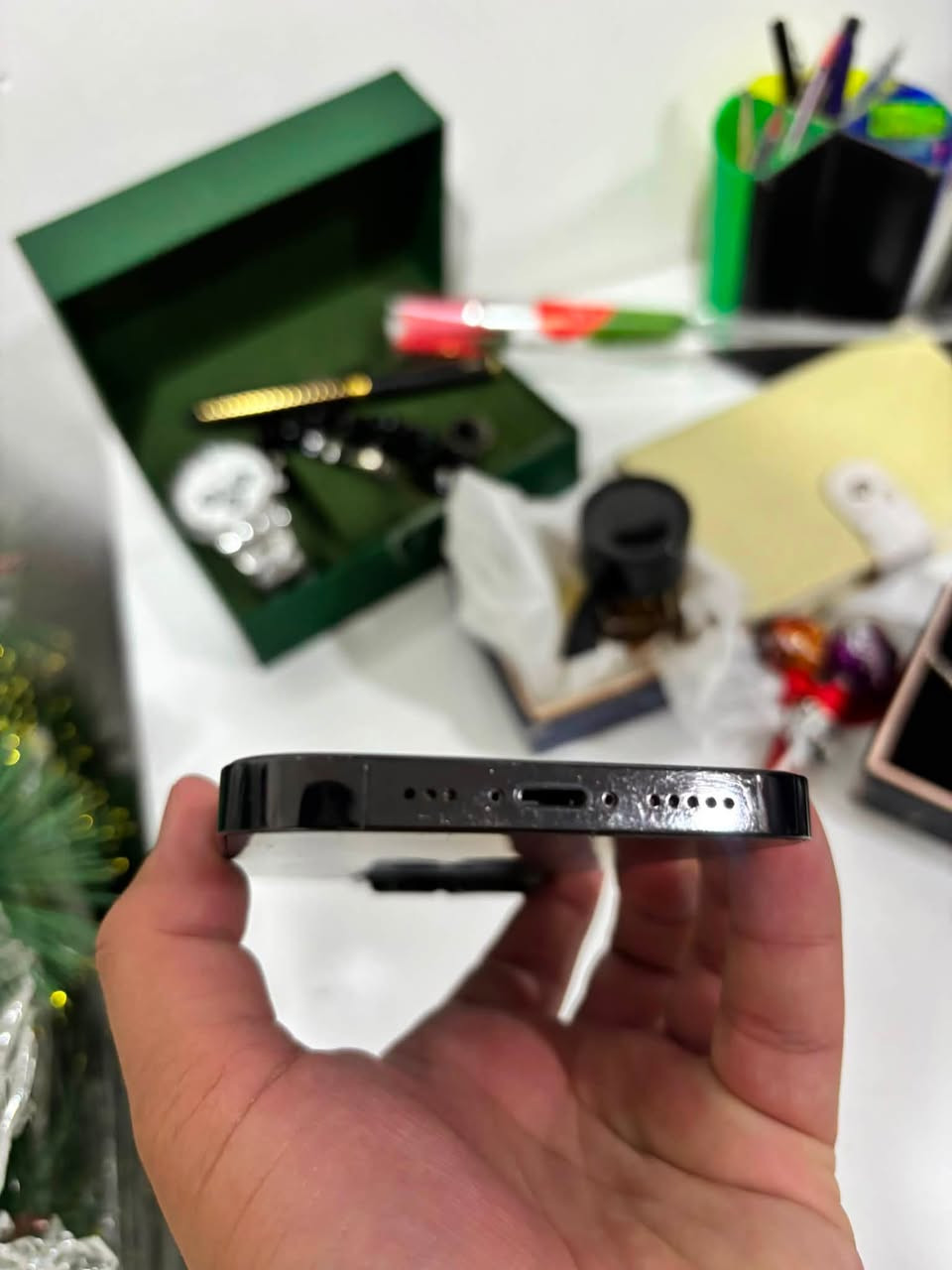 📱 للبيع: آيفون 14 برو (iPhone 14 Pro)
المواصفات والحالة:
مفطور الضهر اثر وكعه
 الذاكرة: 128 جيجابايت
 الاتصال: شريحتين (Dual SIM)
 الشاشة: مستبدلة (درجة أولى وشغالة بدون أي مشاكل)
 البطارية: مستبدلة جديدة (أداء ممتاز 89%)
 الحالة العامة: الجهاز شغال وصافي، كفالة فحص قبل الشراء.
الجهاز مابي اي عطل او مشكله 
مراوس مع ايفون انضف واحسن فقط
للبيع قيم بتعليق عجبني بعت ماعجبني ابقي يمي 
*********** بي واتس الشراي يراسل او يتصل وشكرا
📍مكان الهاتف موصل كوكجلي
