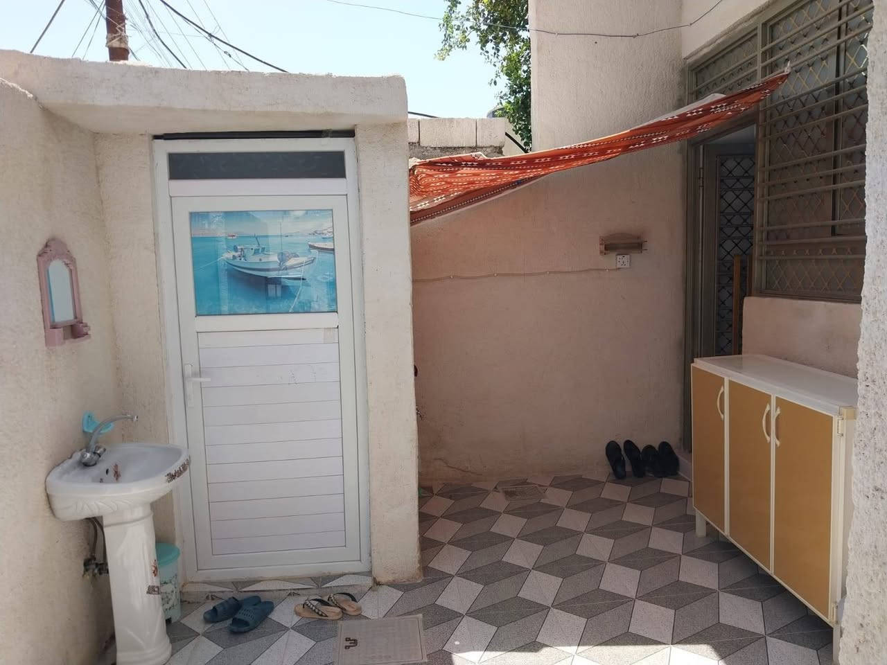 سلام عليكم مشتمل للبيع مساحه ١٦٠ متر سند زراعي حي لأمير يتكون من مطبخ ستقبال وصاله وغرفتين وصحيات غربيه وشرقيه وممر خلف الغرف البيت جديد بناء ٢٠٢٦ يعني جديد ميرادله كلشي  السعر ٨٥ وبي مجال ***********
