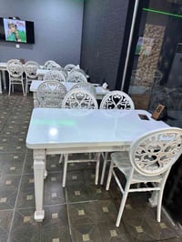 ٨ طاولات • ٤ كراسي • جديد