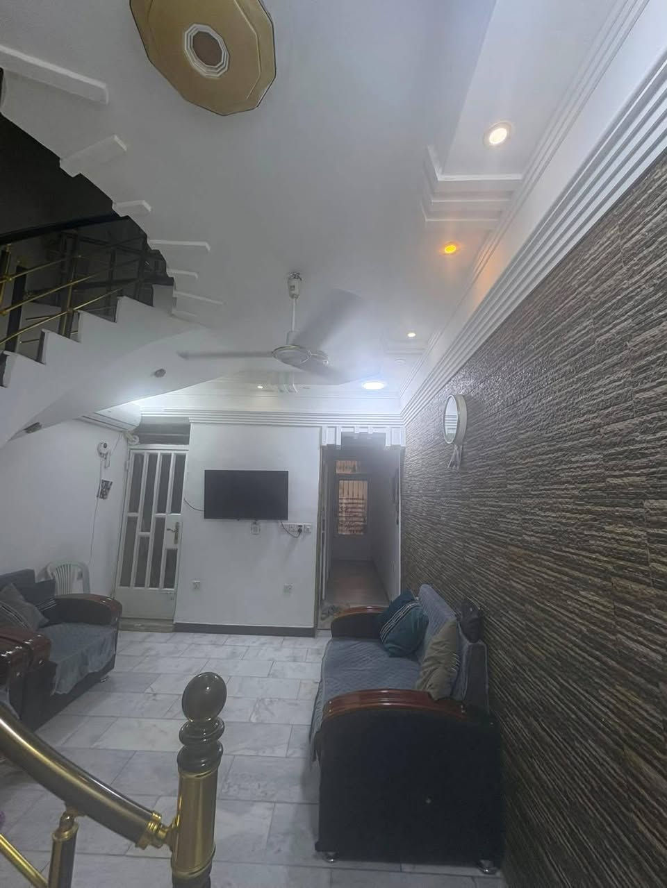 بيت للبيع طابو ملك صرف ثلاث طوابق مساحة ٨٠ متر في البلديات دور العمال قرب مدرسة الشهيد جمعة السوداني ثاني بيت بالفرع
بيت للبيع طابو ملك صرف ثلاث طوابق مساحة ٨٠ متر في البلديات دور العمال قرب مدرسة الشهيد جمعة السوداني ثاني بيت بالفرع 
 
يحتوي الطابق الاول على طرمة وصالة وحولي ومطبخ وخدمات ومناور عدد ٢
 والطابق الثاني غرفتين وخدمات
 والطابق الثالث غرفة كبيره وخدمات وسطح 

واجهة البيت ٤ والنزال ٢٠ 
وعرض الفرع ٦ 

السعر ٢١٠ وبي مجال 

للتواصل على الرقم ***********
