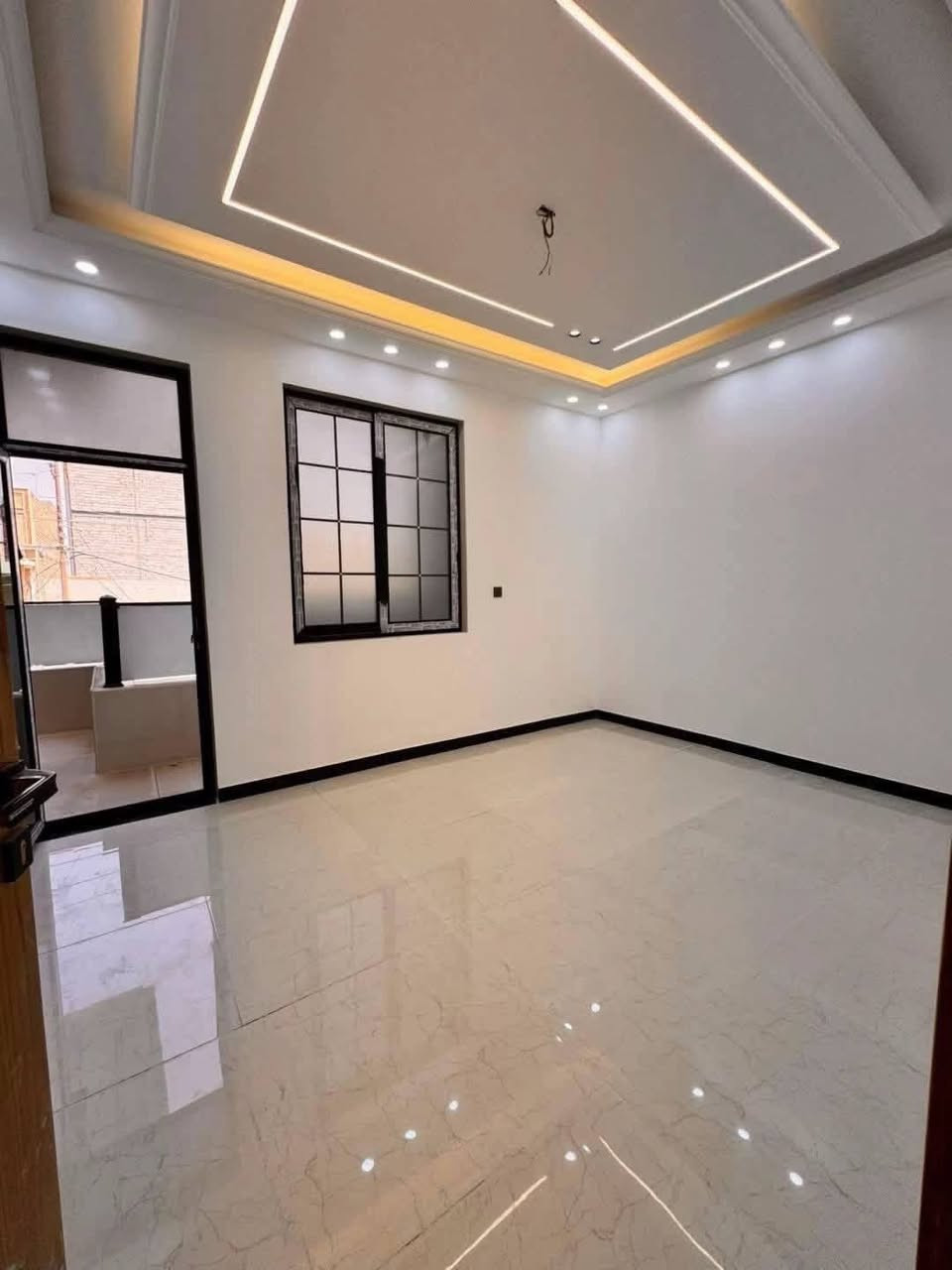 🏡 عروض بناء وترميم وتسليم مفتاح مميزة لـ 2026 🔑✨
إذا موهيج بيتك فلوسك مرجوعه 
متوفرة بنظام الأقساط والدفعات الميسرة 💳
المواصفات الفنية والهندسية:- 🛠️
1️⃣ تعديل الموقع: تسوية وفرش طبقة سبيس (لا تقل عن 20سم) مع الرش والحدل. 🚜
2️⃣ مكافحة الأرضة: رش مبيدات ممتازة من نوعية جيدة جداً. 🐜🛡️
3️⃣ الأساس وعزله: حصيري للـ 100م وشريطي للمساحة الأكبر (عرض 80سم للطابقين و60سم للطابق الواحد). التسليح بحديد ناجح مختبرياً (أقطار 12 و16 ملم) مع عزل الرطوبة. 🏗️
4️⃣ التجعيب: بالطابوق الجمهوري ومونة الإسمنت المقاوم للأملاح. 🧱
5️⃣ البلو وصب الباتلو: صب باتلو 10سم مع إضافة مواد تقليل النفاذية. 💧
6️⃣ الهيكل: بناء بالطابوق الجمهوري ومونة الإسمنت بارتفاع 3.2م (مع البيتونة والستائر). 📐
7️⃣ السقوف: صب كونكريت ممتاز بتسليح حديد ناجح بالفحص (قطر 12 و16 ملم) حسب التصاميم. 🏠
8️⃣ الإنهاءات الداخلية: لبخ وجدران جص وبورك وستائر بدقة عالية. 🎨
9️⃣ الحمامات والمطابخ: سيراميك هندي أو إيراني درجة أولى. 🚿
🔟 الكهربائيات: بوري أردني أو سعودي مع تصاميم إنارة مميزة للحديقة. 💡🌳
11️⃣ الصحيات والمجاري: شبكة ماء ومجاري (مصر سمارت أو الأمل الشريف) مع خلاطات وملحقات تركي أو إيراني درجة أولى. 🚰
12️⃣ الأرضيات: سيراميك، بورسلين، أو كاشي عراقي نوع جيد (مع صب الأرضية قبل التطبيق). 💎
13️⃣ التجهيزات: خزان مياه سعة 1000 لتر ومفرغات هواء للحمامات والمطبخ. 🌀
14️⃣ السطوح: فرشي كربلاء خضراوي مع العزل الحديث ضد الرطوبة والأمطار. ☀️
15️⃣ الأبواب: أبواب داخلية من النوع التركي الممتاز. 🚪
16️⃣ الشبابيك: بي في سي (PVC) مع حماية بكتائب حديد متينة. 🔒
✨ وهناك مواصفات عديدة أخرى لم يتم ذكرها!
👷‍♂️ التنفيذ: بإنهاءات كوادر فنية محترفة وتحت إشراف مهندسين ذوي خبرة وكفاءة عالية.
📞 للاستفسار ومراسلة الصفحة أو الاتصال على الرقم:
***********📱
