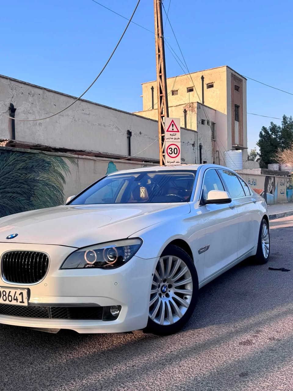 السلام عليكم   
                            BMW F02 2012 750Li ادوات 
لون ابيضّ لؤلؤي ماشية 98 الف كيلو جديدة زيرو ⚪️
أتحدى العراق إذا اكو هيج نضافة بهيج سعر 
مكينة وكير  وكهربائيات كفااالة شرط 
تخم ويل 2014 وتخم تاير  جديد وباتري kgm جديد توني شاد
تبريد ثلج امامي وخلفي 
صدر امامي  توني شادة والخلفي بلادي جديد 
السيارة بالواقع احلى بألف مرة من الكامرة للعلم ما بولشه ابداً
المواصفات من لباچر ما خلص بس لليحب تفاصيل 
1.داخل ماروني   بلادي 📌 نضافة 100%1000
2.كشنات امامي تدفئة و تبريد وميموري ومساج 💆🏻
3.كشنات خلفية متحركة و تبريد تدفئة ومساج وميموري
4.نظام صوت HARMAN KARDON LOGIC7 هارمن كاردون مرعب 
5بلوتوث واوكس  وسيدي تشنجر و DVD حتى كاسيت😂
6. شاشات خلفية بلادية تحكم بالروموت 
7. خمس كامرات 
8.حساسات PDC  شغالة مع كامرة خلفية 
9.مري شفط 
10. بيبان وصندوق شفط 
11.خمس برات 
12. خمس  وضعيات قيادة سبورت بلاس وكومفورت  وايكو بلاس والخ ..
13.فتحة سقف 
14. نضام زنون عالي ناصي ب250 دولار لان البلادي مو قوي 
وبعد كلش هواي تفاصيل بس ذكرت المهمات 
🔴نقوصاته حشاكم چوبلس خلفي السكن  من تضل واكفة  تلاثة اربعتيام ينزل بس  اطبك يوم يومين ما ينزل ABS بيه مشكلة مشغل العلامات بالدشبول كلهن بس انته تاخذه صافية 100‎%‎100 وبيه چبنة التوربات مال گير تذب دهن غير تعاتبني وللعلم غير الABS لأن ظاهر عادي اغلس بس انا اريد اطي الصافي ليش تخابرني ها وها هاذ البيه تريد انا اكمله تريد انته مو مشكلة 
أعيد واكرر ادوات السيارة بالكارتون 
السعر 120 وبيه مجال للطيبين 
عنوانه بصرة معقل 
هـ *********** اتصل وتشلع عيني
