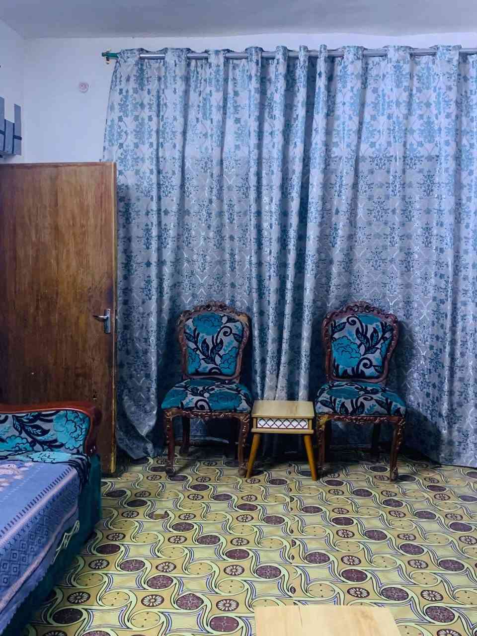 السلام عليكم
بيت مساحة ٣٠٠ متر طابو صرف طابقين ٤ غرف نوم الطابق الاول قياس ٥*٤ والثانية ٤*٤ غرفتين نوم واستقبال ٦.٥*٤ وهول ٦.٥*٤ وصالة ومطبخ ٣*٦

الطابق الثاني غرفتين نوم 
 الاولى ٥*٤ الثانية ٤*٦ 
وحديقة كبيرة 
السدة ، حي البكر ، قرب مدرسة العصر الذهبي الابتدائية للتواصل والاستفسار مراجعه مكتب الحمداني 
***********
***********
