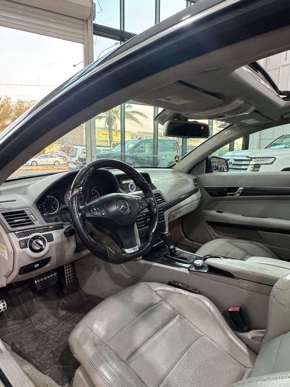 السلام عليكم 
مارسيدس (E550 .AMG )
موديل : 2011
ماشية : 90000 KM
المواصفات 
بانوراما 
بصمة 
مري شفط كهرباء 
اشاير بالمري 
ويل كب كروم 
لايت زنون 
لد امامي 
حساسات 
بردة خلفية 
سبايدر خلفي
المكينة 8 سلندر تون تيربو
ماوس 
تحكم ستيرن جهتين 
شفتات ستيرن 
دركة AMG
ذاكرة خزن ميموري 
كشنات جلد 
كشنات كهرباء 
كشنات تدفئه 
سستم صوت سماعات 
(رقم بغداد مشروع وطني بأسمي )
ملاحظة: السيارة خليجي بيها صبغ حزام بدون اي حادث . 
السعر 139 وبيها مجال 
للاستفسار 
عبدالرحمن 
 *********** 
 ***********
