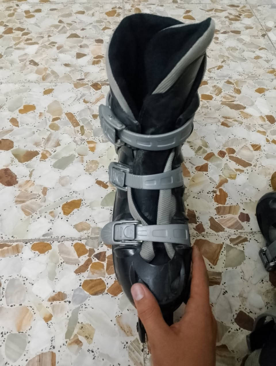 سلام عليكم شباب بنات اتوفر يمنه اسكيت باره اصلي مستعمل أقل من أسبوع نضافه 90% المكان بغداد الجديده تل محمد السعر السكيت 30 الف او بي مجال قياس 38 الرقم /***********
