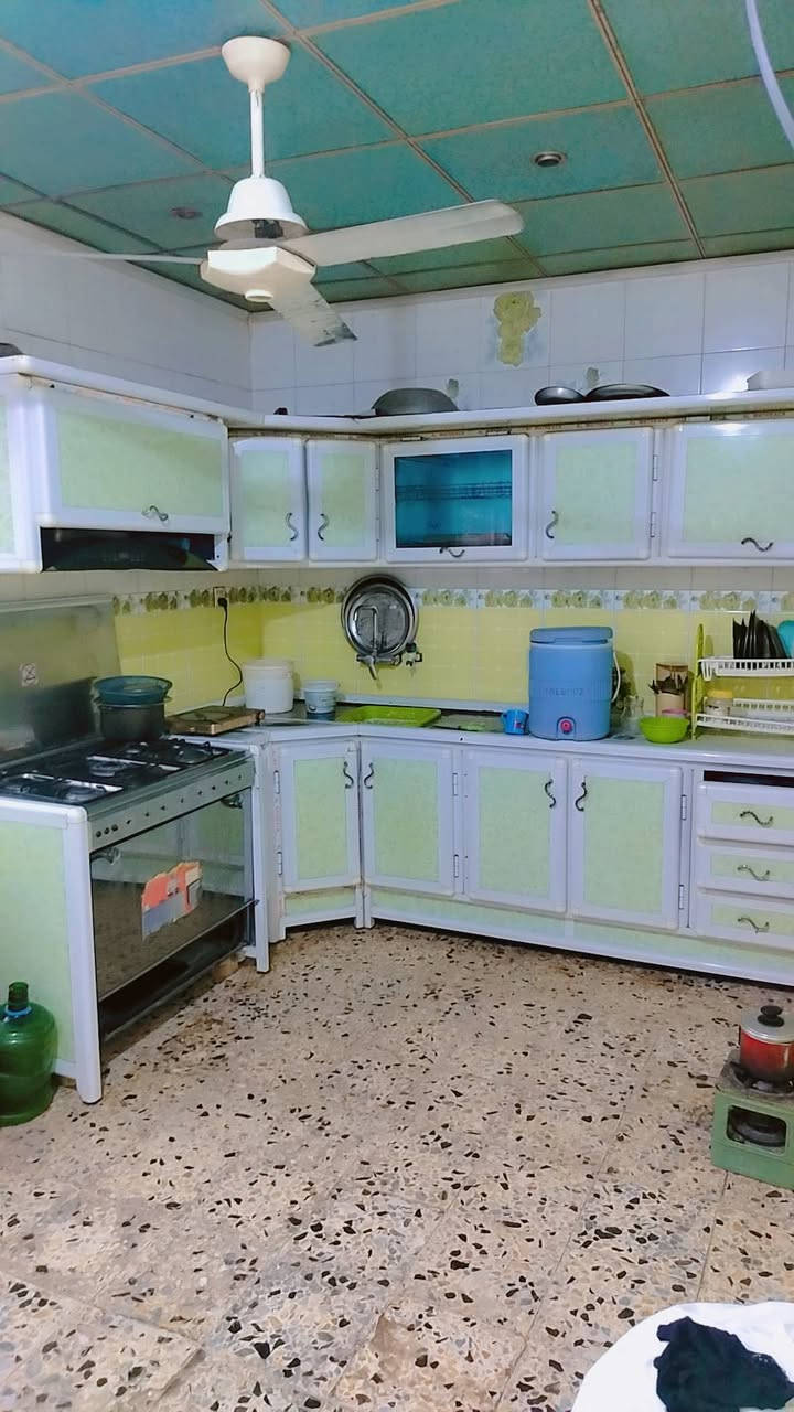 السلام عليكم بيت طابو زراعي سند 25 مساحته 125 متر مربعه  مكانة بشارع المطار القديم قرب صيدلية الألفة يحتوي على استقبال وغرفة وصالة وصحيات داخلية وخارجية ومطبخ ، طابق العلوي يحتوي على غرفتين وصالة وسطحين چبير وصغير السعر 40 بي مجال ***********
