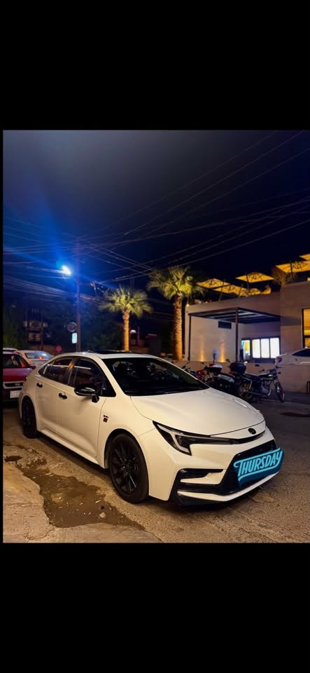 سلام عليكم كورلا هايبرد HEV  للبيع موديل 2024  صيني شكل أمريكي GR مواصفات فول فول 1/1 حساس رادار كشن جلد كشن كهرباء داخل مشمشي بيها كتابة GR بالكشنات سيارة كلين كلشي مابيها بيها بس مكانين رصعة فقط ماشية 24.000KM 
مكان سيارة كركوك 
***********

نص مكتوب في الصور:
- THURSDAY