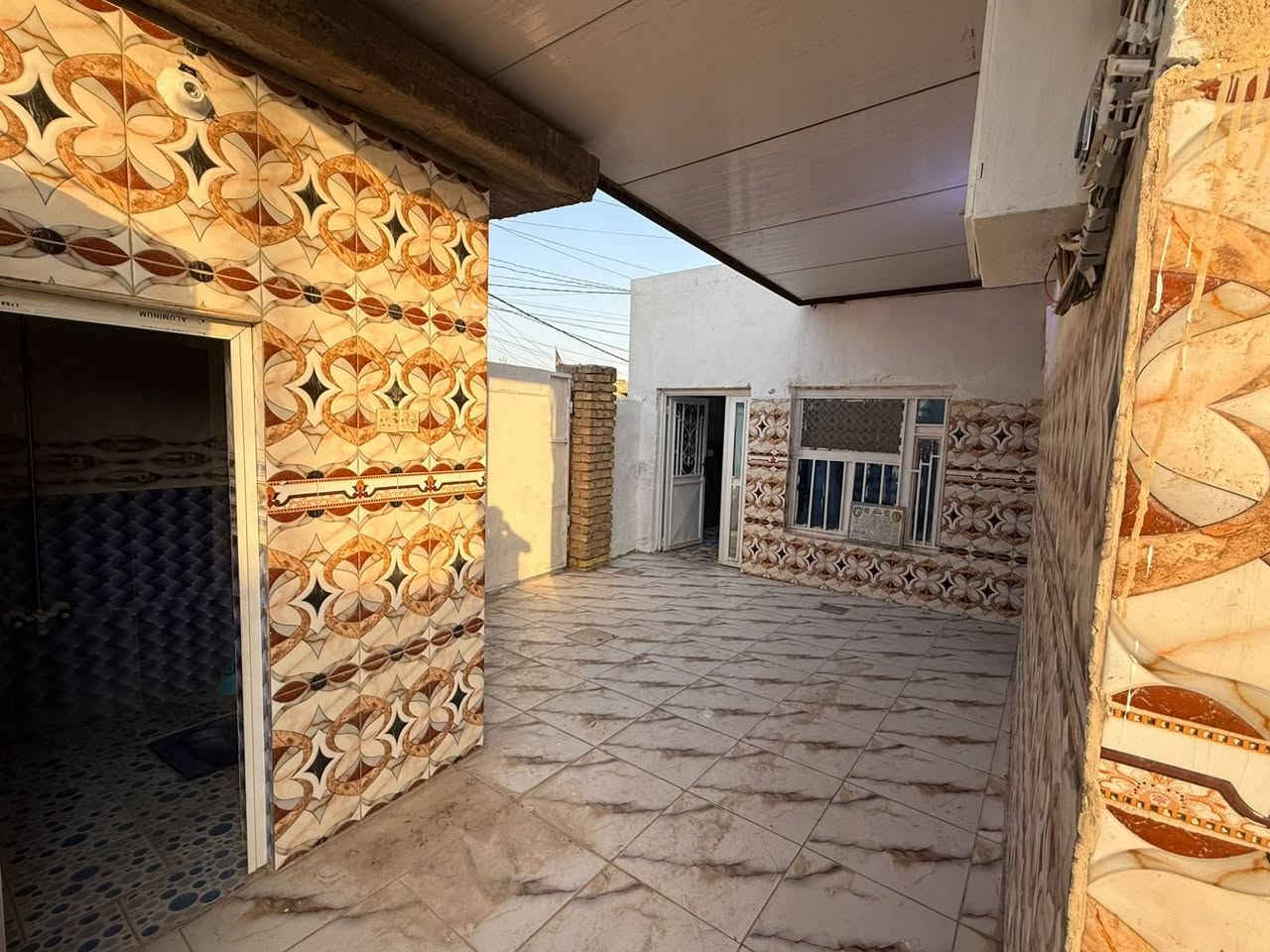 مشتمل بحي الحكيم شارع شهيد نزار قرب جامع لامام الكاضم الممساحه 125 غرفتين وهول ومطبخ وستقبال 
وصحيات داخليه وخارجيه البناء بلوك السقف عكاده طابو سند 25مسجل بلديه 
السعر 26 بيه مجال بصيط
***********
