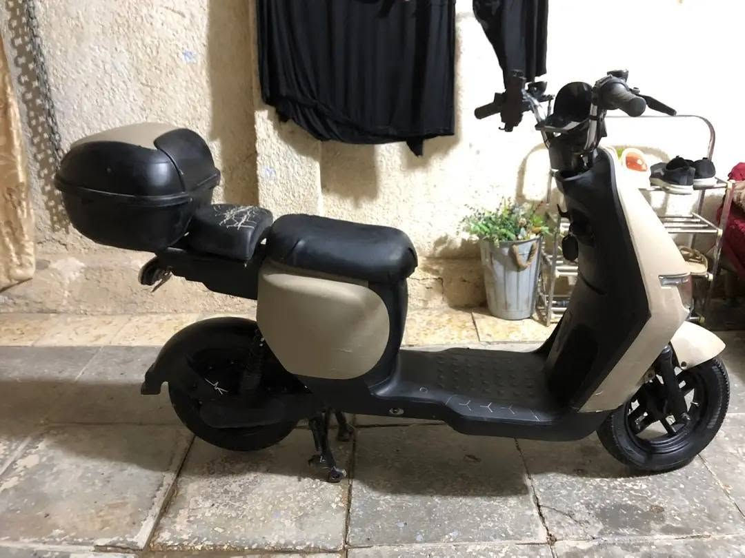سلام عليكم دراجه شحن ريان 4 بطاريات نضيفات فواصفات حلوه 
بصمه تشغيل عن بعد نضام البك اربع اشاير لايت زنون عالي ناصي هورن بكلايت دراجه نضيفه سعره 300 مكاني نجف *********** او مراوس ب R9
