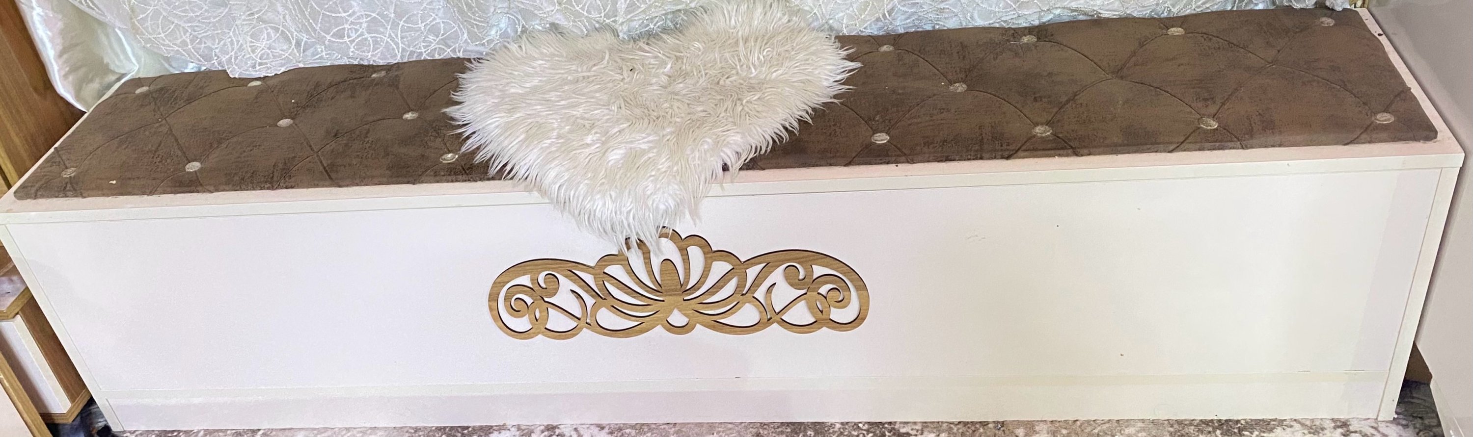غرفه نوم مكونه من ١٠ قطع نضيفه جدا 
السعر مليون
شنو اسم موديل غرفة النوم بالضبط، وهل هي تركي لو محلي؟: 
تركي
الغرفة مكوّنة من ١٠ قطع: تكدر تذكر شنو القطع اللي داخلة بالضبط حتى يعرف المشتري؟: 
خزانه ملابس 
ملحق دوار رفوف مرأه
سرير
 ملحقات سرير٢ 
ميز تواليت 
ميز ملحق جرارات 
شومال 
طابوريه
زاويه مع جرار
وين موقعك/منطقة الاستلام؟ وهل متوفر توصيل داخل المدينة لو استلام فقط؟: 
البصره - الزبير
الغرفة بيها أي خدوش، كسر، أو نقص بالقطع؟ وإذا أكو، شنو هي بالضبط؟: 
لايوجد
السعر مليون نهائي لو قابل للمساومة؟: 
نهائي