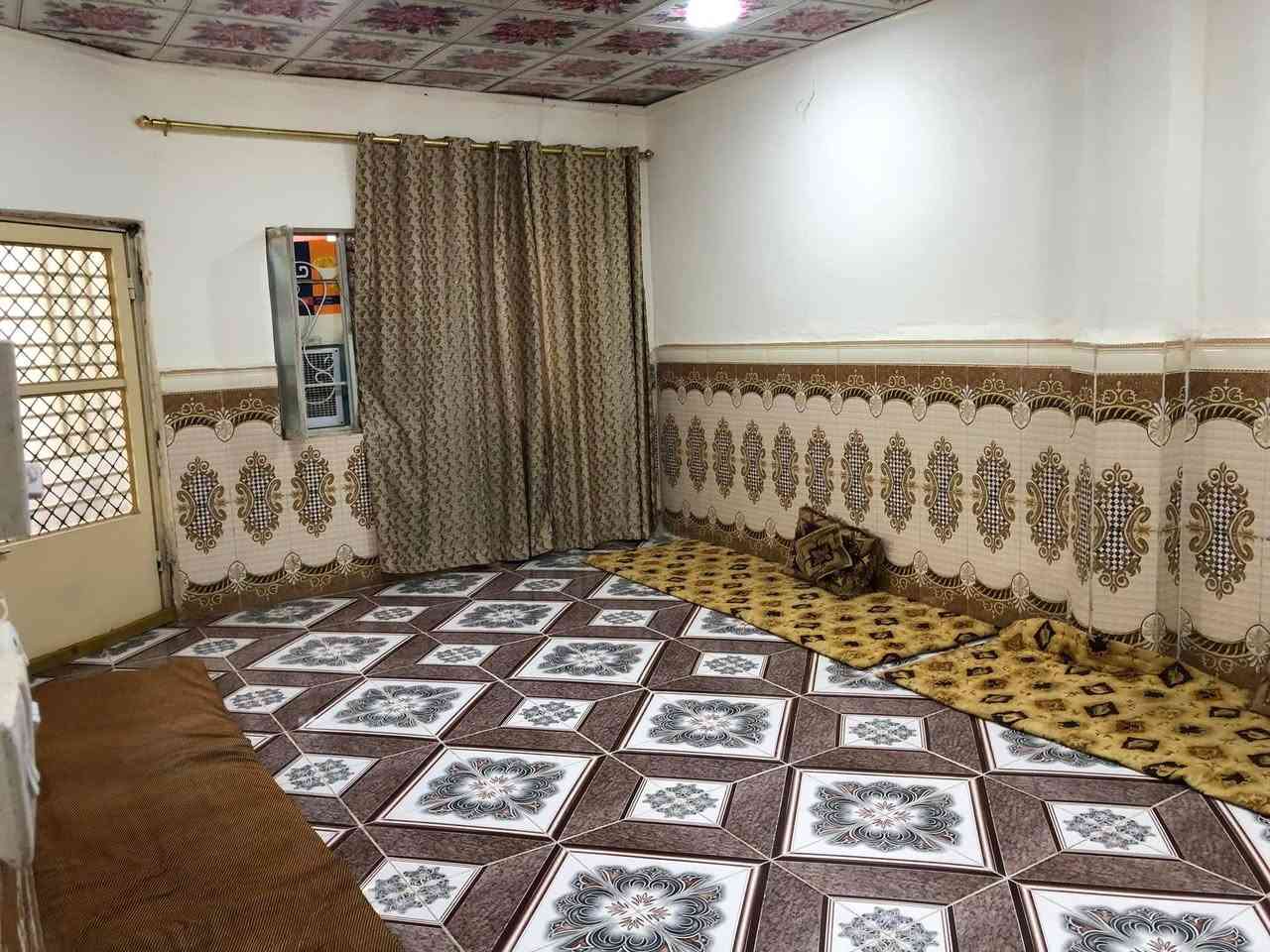 دار للبيع في ديالى الخالص حي البيادر قرب مدرسة قادة النصر مساحة البيت 250 متر طابو صرف محتوى الدار حوش مع حديقة دخولية البيت الطابق الارضي استقبال كبير + مطبخ + هول داخلي + غرف نوم عدد2 + صحيات الطابق الثاني غرفة نوم + بيتونة المنطقة خير من الله ميها ماينكطع و البيت قريب على مدرسة ابتدائية و متوسطة وجيران ذهب منطقة هادية السعر 95 مليون وبي مجال للناس الطيبة الرقم للأستفسار ***********/***********
