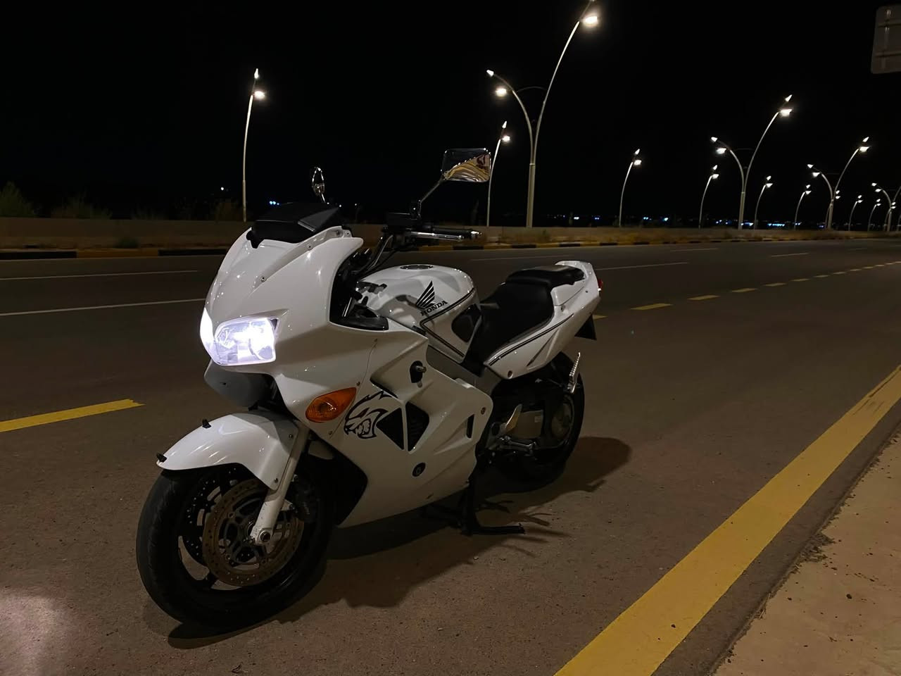 هوندا VFR
نظام ABS

مكينة بسعة800cc اربعه سلندر

الدراجة نظيفه ومعتني بيها ومكفولة مكينة وكير وضفيره ومكفولة حتى من الچفيه . الدراجة قويه بشكل وعليها ادامة كاملة 

نظام فتك ونظام متتحرك اذا ستانة متنرفع 

السعر (17 ونص وبيها مجال)

***********
