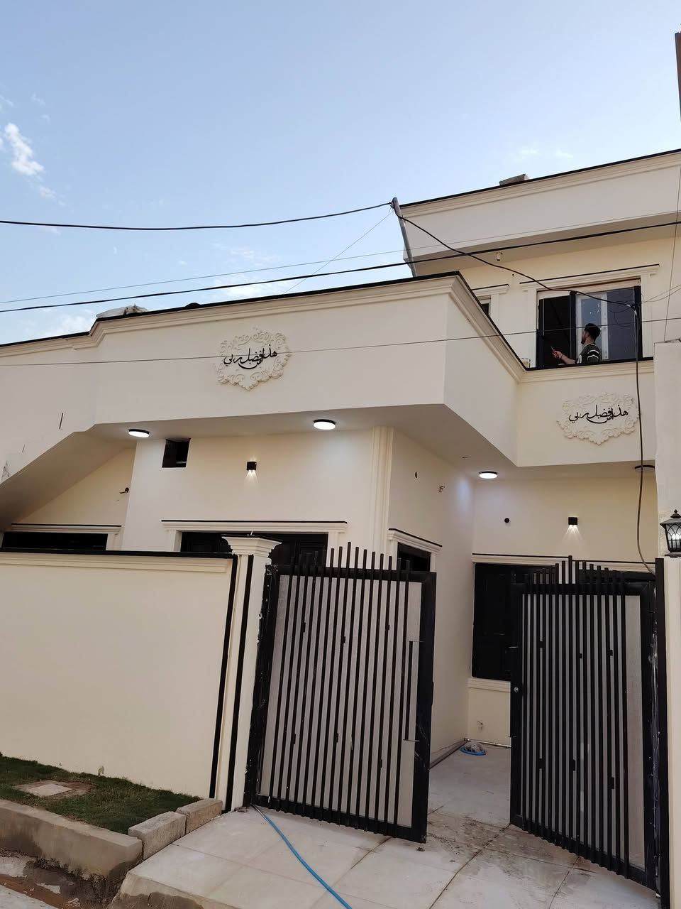 بيت للبيع البيت 100 مربع على تبليط خدمات فول البيت صفر الاستفسار ***********
