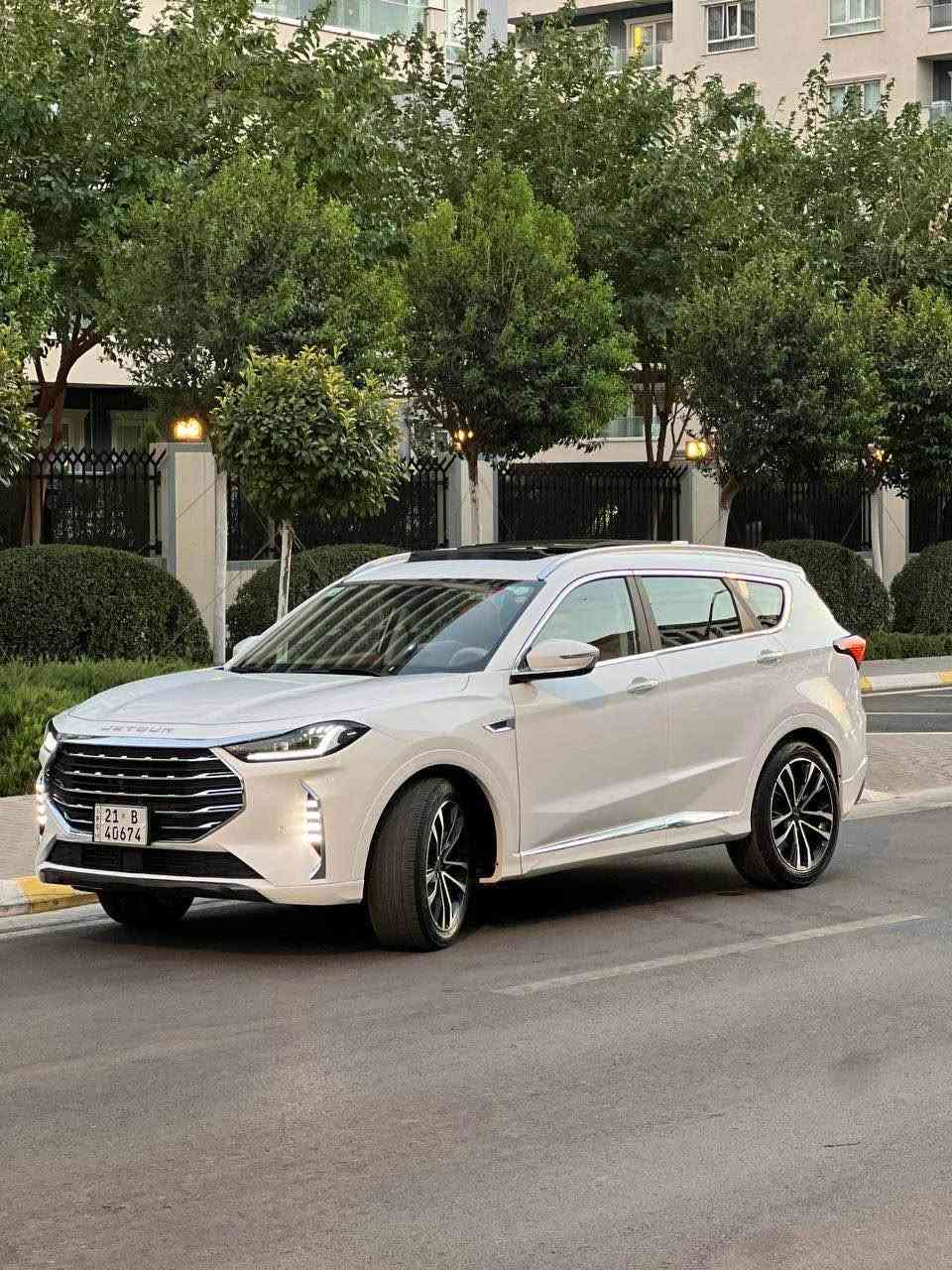 2024 Jetour X70 Plus (Luxury)
بێ بۆیاخ تەنها پەڵەیەکی زۆر بچووک کارتی هەیە
ماوەی ڕۆیشتن: 48,000 کیلۆمەتر
بزوێنەر: 1.6 لیتر توربۆ، 4 سلندر (~194 بۆ 197 ئەسپە هێز)
گێڕبۆکس: 7 گێڕی ئۆتۆماتیک (دۆبڵ کلاچ - DCT) لەگەڵ شوێنی گۆڕینی گێڕ لەسەر سۆکان (Paddle Shifters)
سیستەمی ڕاکێشان: پێشەوە (FWD)
ژمارەی کورسی: 7 کورسی (3 ڕیز)
دۆخەکانی لێخوڕین: Eco (ئابووری)، Normal (ئاسایی)، Sport (وەرزشی)
ویلی ئۆتۆمبێل: 20 ئینجی ئەلەمنیۆمی وەرزشی
سەقف: پانۆرامای شووشەیی گەورە (62 ئینج)
ڕووناکی: لایتی LEDی تەواو لەگەڵ لایتی ڕۆژانەی (DRL) زنجیرەیی
دەرگای سندوقی دواوە: کارەبایی (توماتیک)
ئاوێنەکان: کارەبایی، گەرمکەرەوە، و داخرانی ئۆتۆماتیکی لەگەڵ پڕۆژێکتەری بەخێرهاتن
سێنسەری باران بۆ جامسڕی ئۆتۆماتیک دیزاینی ناوەوە و ئاسوودەیی
ڕەنگی ناوەوە: کوشنی جڵدی کۆمفۆرت بە دوو ڕەنگی نایابی خاکی و پڕتەقاڵی
سۆکان و دەشبول: داپۆشراو بە چەرمی خاکی نەرم و سۆکانی چەند تایبەتمەندی
کورسییەکان: سیستەمی کارەبایی بۆ کورسی شۆفێر و سەرنشینی پێشەوە لەگەڵ سیستەمی بیرگە (Memory)
ساردکەرەوە و گەرمکەرەوەی کورسییەکانی پێشەوە
ڕووناکی ناوەوە: LEDی فرەڕەنگ و گۆڕاو (Ambient Lighting)
سیستەمی ساردی و گەرمی: ئۆتۆماتیک بۆ چەند ناوچەیەک لەگەڵ شوێنی هەوا بۆ دواوە و پاڵێوەری هەوای CN95
دەستپشتی ناوەڕاست: خاوەنی بەشی ساردکەرەوە و گەرمکەرەوە تەکنەلۆژیا و زانیاری
شاشەکان: سێ شاشە، دوو شاشەی 10.25 ئینج (شاشەی زانیاری شۆفێر + شاشەی سەرەکی بەلمس) وە شاشەی تایبەت بە کۆنتڕۆڵی ساردی و گەرمی هەوا و کوشنەکان
Nrx:175
***********
*********** السليمانية, العراق
