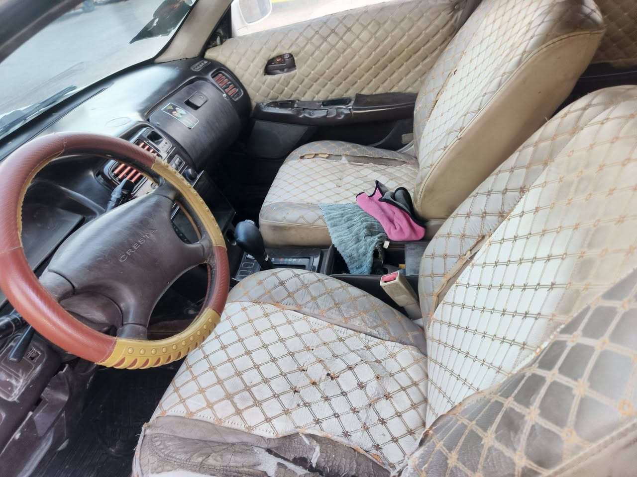 سلام عليكم سيارة لبيع شيزر بيه كصه جنطه وسيارة جهزه من عده تبريد مابيه سعر سياره 25ورق بيه مجال توصل عله رقم ***********
