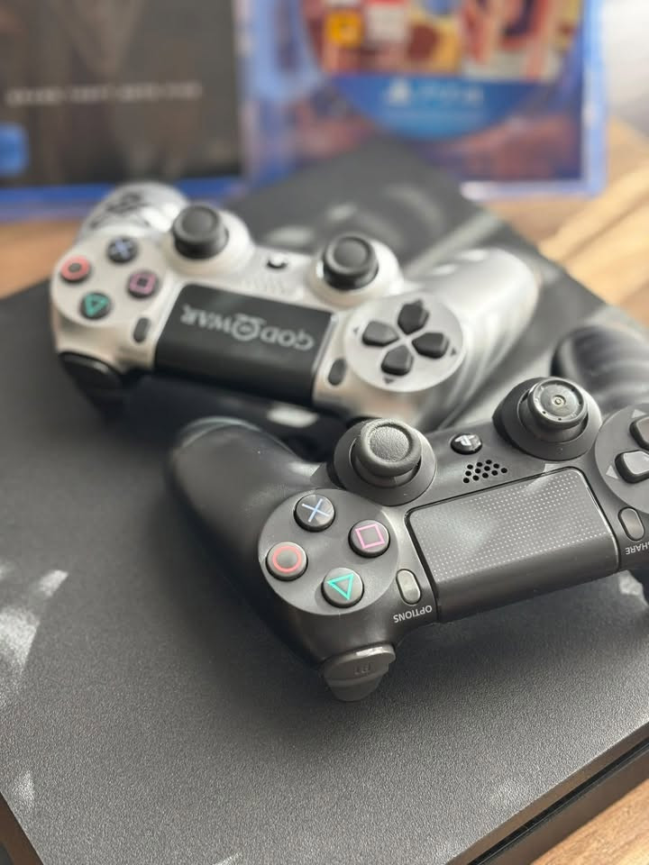 Ps4 slim 500gb
للبيع كامل الملحقات و يدتين ب 200 الف قفل 🔒 
مع قرص pes2017 
الجهاز جداً جداً نضيفه وممفتوحه نهائياً 
مكاني كركوك و عندي توصيل لكل المحافظات 
شراي راسلني واتساب ***********
