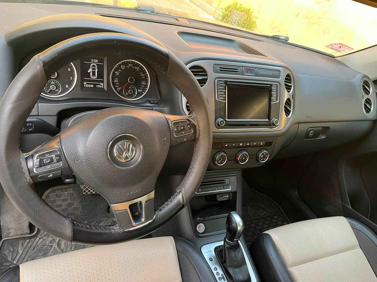 Volkswagen tiguan 2017
فولكسواكن تيكوان موديل 2017
مەکینە 20 تۆربۆ
فول مواصفات بس سلايد نية
كوشن جلد - كوشن هيتر - سوكان فوليوم - تحديد سرعة - بصمة - كامرة - carplay - دبل اكسل - بريك بصمة 
گێر مەکینە بەشەرت 
واشەری قەپاغی مەچینەی گۆراوە
132 هەزار کيلومتر رۆیشتیە
یەک چاملخی پشتەوە بۆیاغە بێ ژۆرێ بێ ایرباگ
سعر 110 وەرەقە و مجال 
***********
