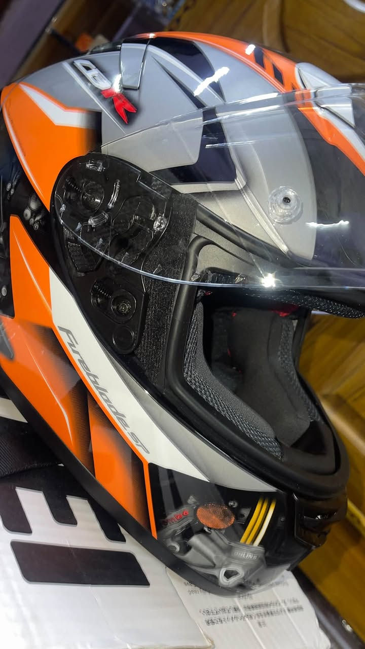 خوذة SHOEL
جامة شفافة
وزن خفيف 
نسخةHonda CBR
Shoei X-Fourteen نسخة خاصة
مخصصCustom Painting
قياس XL
***********
‎سعر 120مع التوصيل
