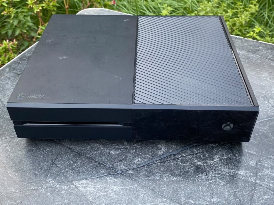السلام عليكم  اكس بوكس ون فات 
ذاكره تخزين 500 الجهاز نضيف لامفتوح ولاشي 
ملحقات يده وحده وبي حساب واشتراك كيم باس 
السعر :115 الف 
المكان :حي الشهداء 
الهاتف :***********
