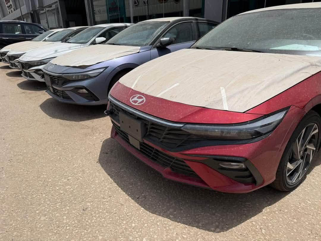 هيونداي النترا 2026 الملون توكلر 🩶💜

🔹 المحرك:
▪️ 4 سلندر 2000cc
▪️ تنفس طبيعي
▪️ ناقل حركة أوتوماتيك
▪️ دفع أمامي
▪️ صرفية اقتصادية مع أداء سلس وثابت

🔹 المواصفات الخارجية:
✅ ويل كب ألمنيوم 
✅ أضواء أمامية وخلفية LED كاملة
✅ فتحة سقف
✅ دخول وتشغيل بصمة

🔹 المواصفات الداخلية (فل كامل):
✨ شاشة وسطية كبيرة + عدادات ديجيتال كاملة
✨ نظام Apple CarPlay & Android Auto
✨ مقاعد جلد فاخرة
✨ تبريد مقاعد أمامية ❄️🔥
✨ تحكم كهربائي بمقعد السائق
✨ شاحن لاسلكي

🔹 أنظمة الأمان:
🛡️ حساسات أمامية وخلفية
🛡️ كاميرا خلفية

العنوان بابل طريق حلة نجف المعارض الجديدة 
📞 للاستفسار والتواصل:

👨‍💻 خدمة البيع نقداً :
للاستفسار 
***********
