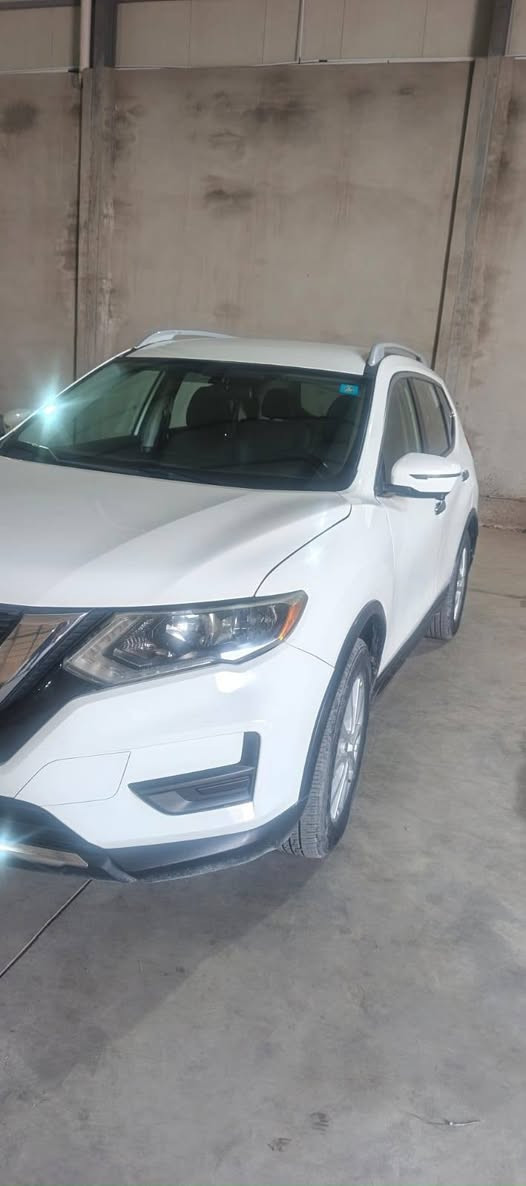 نيسان روج
٢٠١٧ ابيض 
S. V 
فول مواصفات بدون اسلايت
ضرارها باب السياق وجمالغ السعر 142 وبيها مجال ***********
