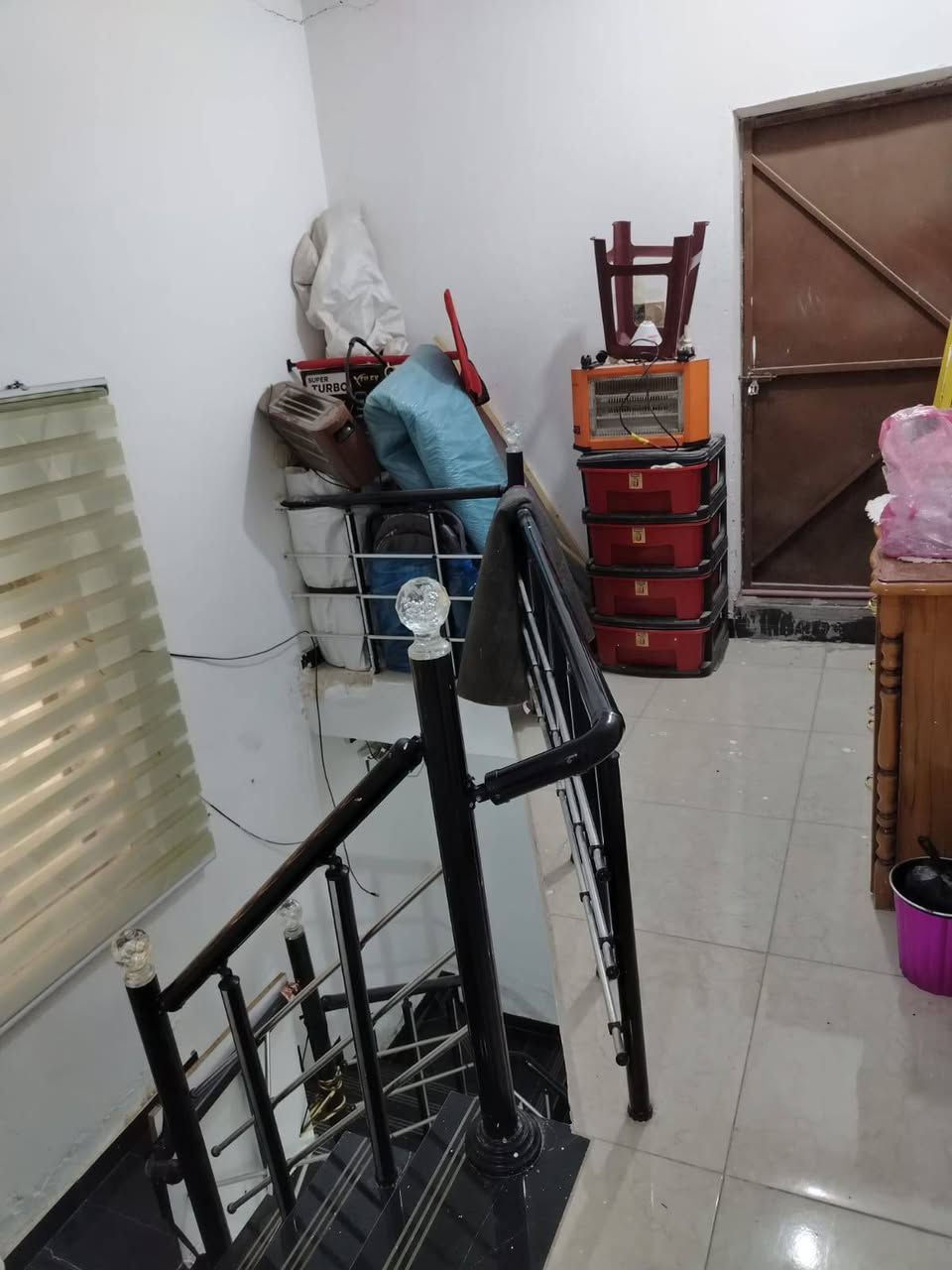مشتمل للبيع منطقة الخاجيه قرب شارع اربعين وقريب على مدرسة النوافل مساحه ١٠٠م بناء سنة ٢٠٢٠  طابق ونص غرفتين وستقبال وهول ومطبخ وصحيات خارجيه وداخليه سعر وتفاصيل اتصل ***********
***********

