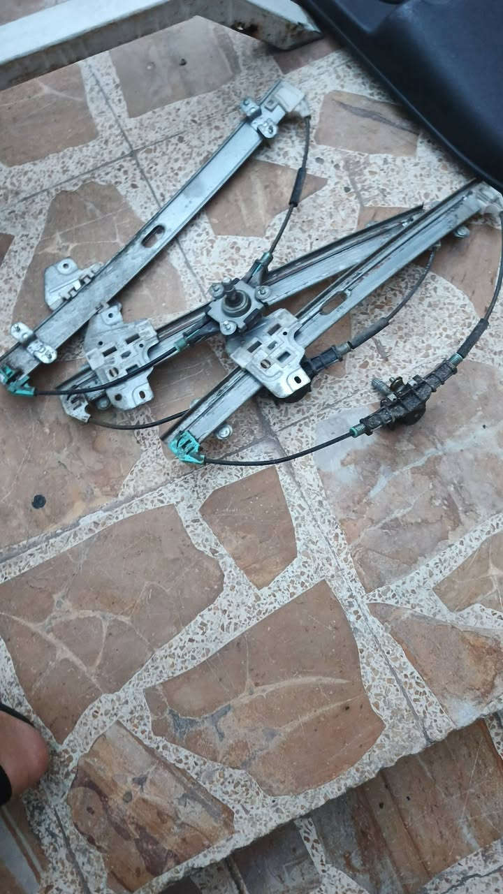 للبيع  ***********
شلع طخم اسود وطخم عسلي مع ٣ مكاين 

٤ يدات باب 

مثلثات جام 

ابيعهم شلع 

٢٥ الف

