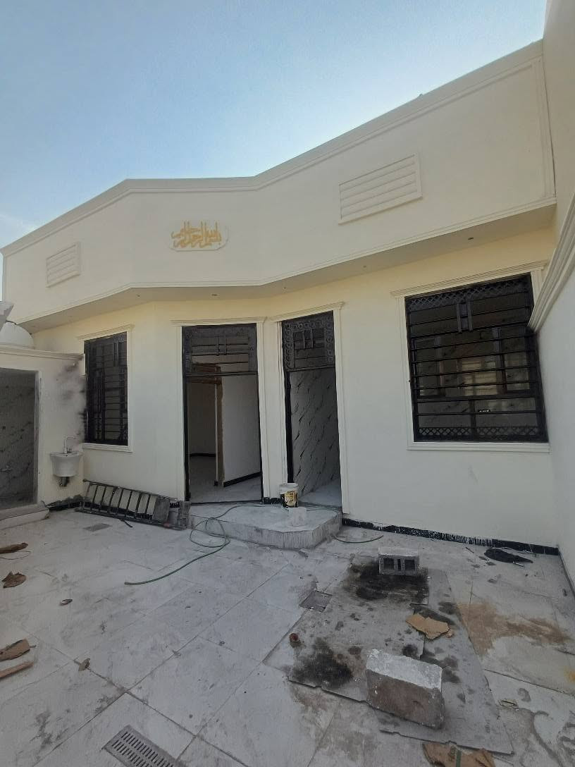 دار سكن للبيع مساحة ٢٠٠م غرفتين وصاله ومطبخ وصحيات ديوانيه موزع كراج شارع تبليط ١٢متر قريب للشارع السياحي الداخلي البصره ابوالخصيب محيله صفحه شط العرب طابو عراقي سعره ١٠٠وبي مجال للشراي ***********# ابو الخصيب, البصرة
