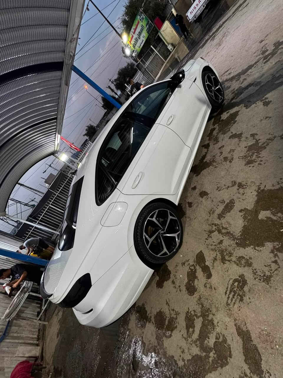 السلام عليكم باسات موديل 22 rline 
محرك 2000 t
4سلندر
سياره فول 
بيها جاملغ وبنيد جاملغ صبغ بدون تبديل وبنيد مبدل وصار بيها حادث هنا بالباب الخلفي عكس السايق عايفها 
ممصلحها وهي تصير بارد
سياره كير ومحرك خير من الله وبنزين كله محسن مشايفه العادي ابد
ماشيه 69 الف ميل
سعرها 155 وبيها مجال شراي يتصل واتس رصيد
***********
