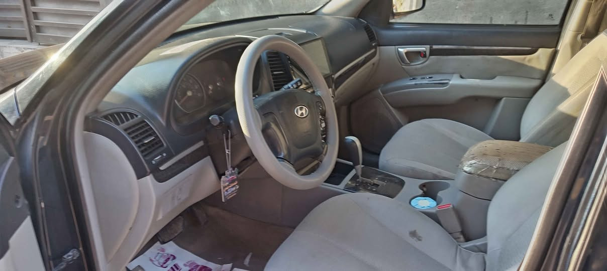 السلام عليكم للبيع او مراوس بحدث ونطي فرق سنتافيه ٢٠٠٧ مكينه ٦ سلندر ٢٧٠٠ كير صدر جاهزه  ٥ راكب تبريد بدون ضربه فقط صبغ قطعتين لو تلاثه َممتكد مكاني بغداد الخطيب *********** واتساب *********** بغداد, العراق
