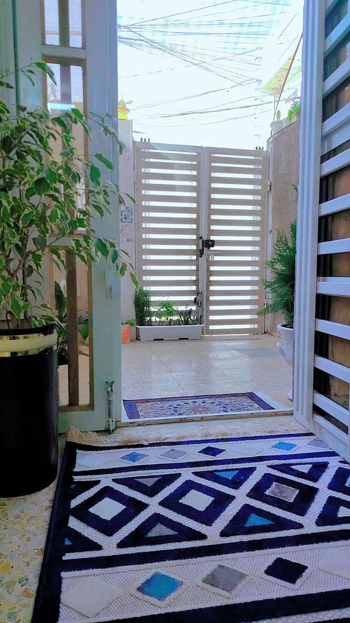 السلام عليكم بيت للبيع طابو صرف البيت باسمي الكفاءات مقابل الشماعيه 100متر *********** قرب ساحه علي قاسم
