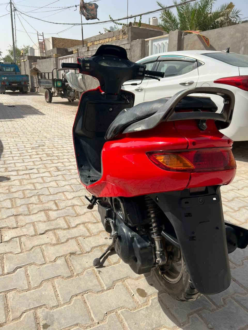 سلام عليكم للبيع دراجه فحل مكينه ولفات مفتوحه فقط تجي تفحص المكينه ناعمه شلعه مشي حلوه ونضيفه  كهربائيات كله شغاله سلف اشاير لايتات عالي ناصي دبلات امامي خلفي كله شغال  تايرات جدد الدراجه نقصه بس عداد مكان الدراجه ابصخير الحيره ااسعر 350 وبيه مجال للطيبين رقم الموبايل ***********
