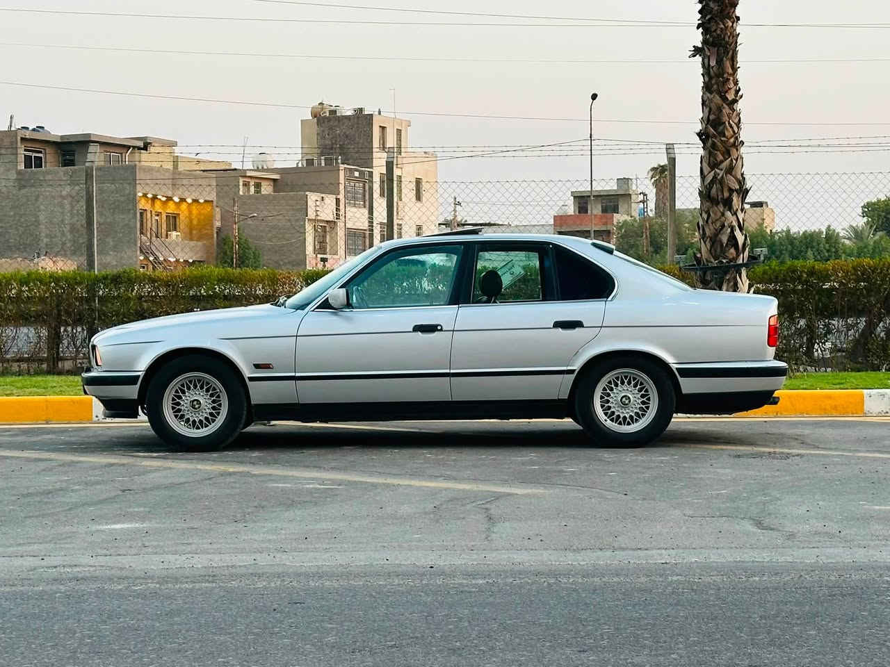 سلام عليكم
للبيع بي ام 525 موديل 1990 
رقم بغداد نكليزي تحويل ثاني يوم 
مكينه 25 مسكر فانوس كير اوتو جدد
اخوان سياره مال جناي مكفوله من دعاميه للدعاميه فقط صبغ جماليه مكفوله من ضربه. 
فول مواصفات
سلايد طكتين
كشن كهرباء + جلد
داخل صاج + كارتير
ايرباك 
بجم عريض
ويل خليه 16 بلادي معه تخم تاير جديد
جام 4 كهرباء
مري منفصل اشاير بجوملغ
لايت زنون منضومه كامله
تبريد قطعتين ثلج
شاشه كامره + حساس خلفي + دمام وسستم صوت كلش حلو
اخوان سياره حلوه واحله من صور وتجي وشوف بعينك
سعر 75 وبيها مجال مكاني بغداد المنصور او حي الجامعه 
رقمي ***********
