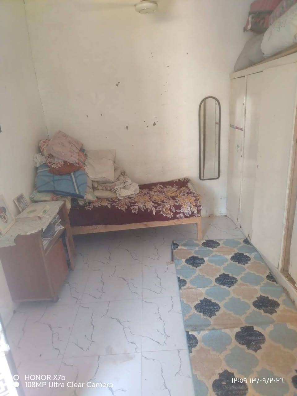 السلام عليكم ورحمة الله
بيت مساحة ١٠٠  متر واجة ٥  نزال ٢٠ 
بناء طابق واحد بالمراتب ال٤٠٠
مقابيل الصحفيين امام البيت حديقة ومخدوم ماء ومجاري يحتوي على غرفة واحدة ومطبخ واستقبال ومنور وصحيات داخلية وخارجية
وصالة درج السعر ٤٥ وبي مجال
للاستفسار الاتصال على الرقم هذا
‏‪***********‬‏
وبي وات ساب
