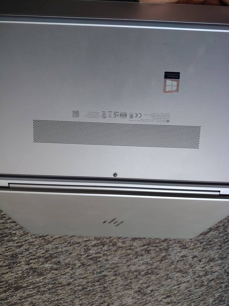 السلام عليكم ورحمة الله وبركاته..
للبيع لابتوب أصلـي من شركة HP الفئة الاحترافية EliteBook بتصميم ألمنيوم أنيق وخفيف الوزن، ممتاز جداً للطلاب، الأعمال المكتبية، والتصفح والدراسة.

🔻 المواصفات الفنية:

• الموديل: HP EliteBook 830 G7 Notebook PC

• المعالج: Intel Core i5-10310U (الجيل العاشر - 8 نواة وهمية)

• الذاكرة العشوائية (RAM): 8 جيجابايت

• نظام التشغيل: Windows 11 Pro الأصلي (معرف ومحدث جاهز للاستخدام)

• الصوت: نظام صوتي مميز من BANG & OLUFSEN

• الشاشة: شاشة بدقة عالية بألوان ممتازة وحواف ناعمة

• المنافذ: يحتوي على منافذ Type-C (Thunderbolt)، USB، HDMI، منفذ صوت.

🔻 الحالة العامة:

• الجهاز بحالة ممتازة جداً ونظيف.

• الكيبورد عربي / إنجليزي.

🔻 الملحقات والمرفقات:

الشاحن الأصلي.

حقيبة (جنطة) أنيقة ومحمية للجهاز.

ماوس.

🔻 السعر: [370 الف]  (قابل للتفاوض البسيط)

🔻 المكان: [البصرة]

🔻 للتواصل والاستفسار: [***********}
