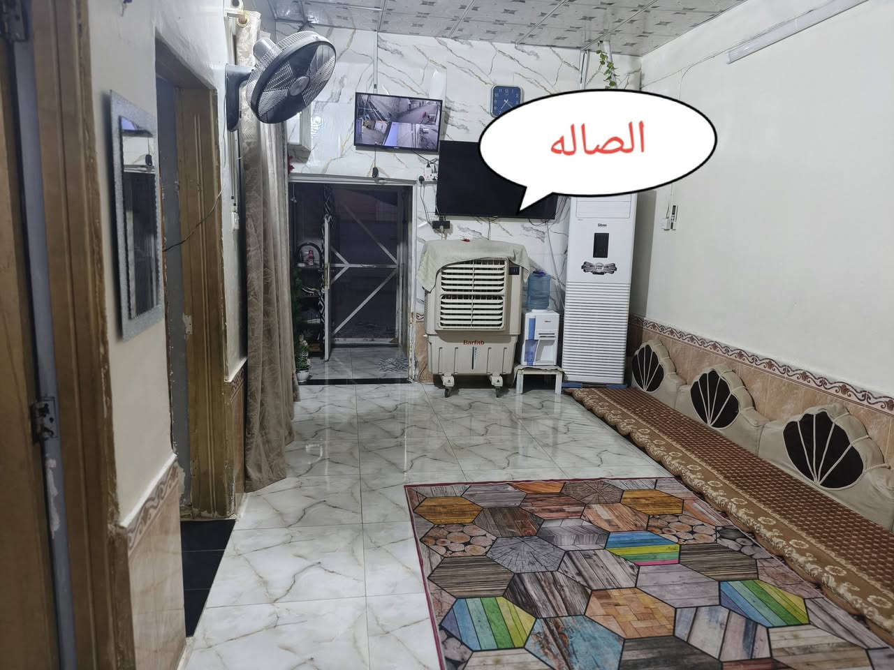 .🛑 دار سكني  للبيع 🛑
المنطقة : الديوانية . الاسكان الجمعية قرب حسينية خيمة احزان الهواشم  🚩
اقرب نقطه داله :  خلف  مدرسة  العابد  والايمان 
المساحه :   150✅
        ترميم جديد البيت كله بورسلاين 
         عكاده 
          بناء ب2000
🛑 مطلوب 70
اقصاده 370
باليد 70وبي مجال بصيط 

التفاصيل: .غرفتين نوم واستقبال وصاله ومطبخ  وصحيات مناور

المنطقه خدمات كلشي متوفر بيهه  الشارع قريب عليك البيت يصير بصف الركن 
***********
