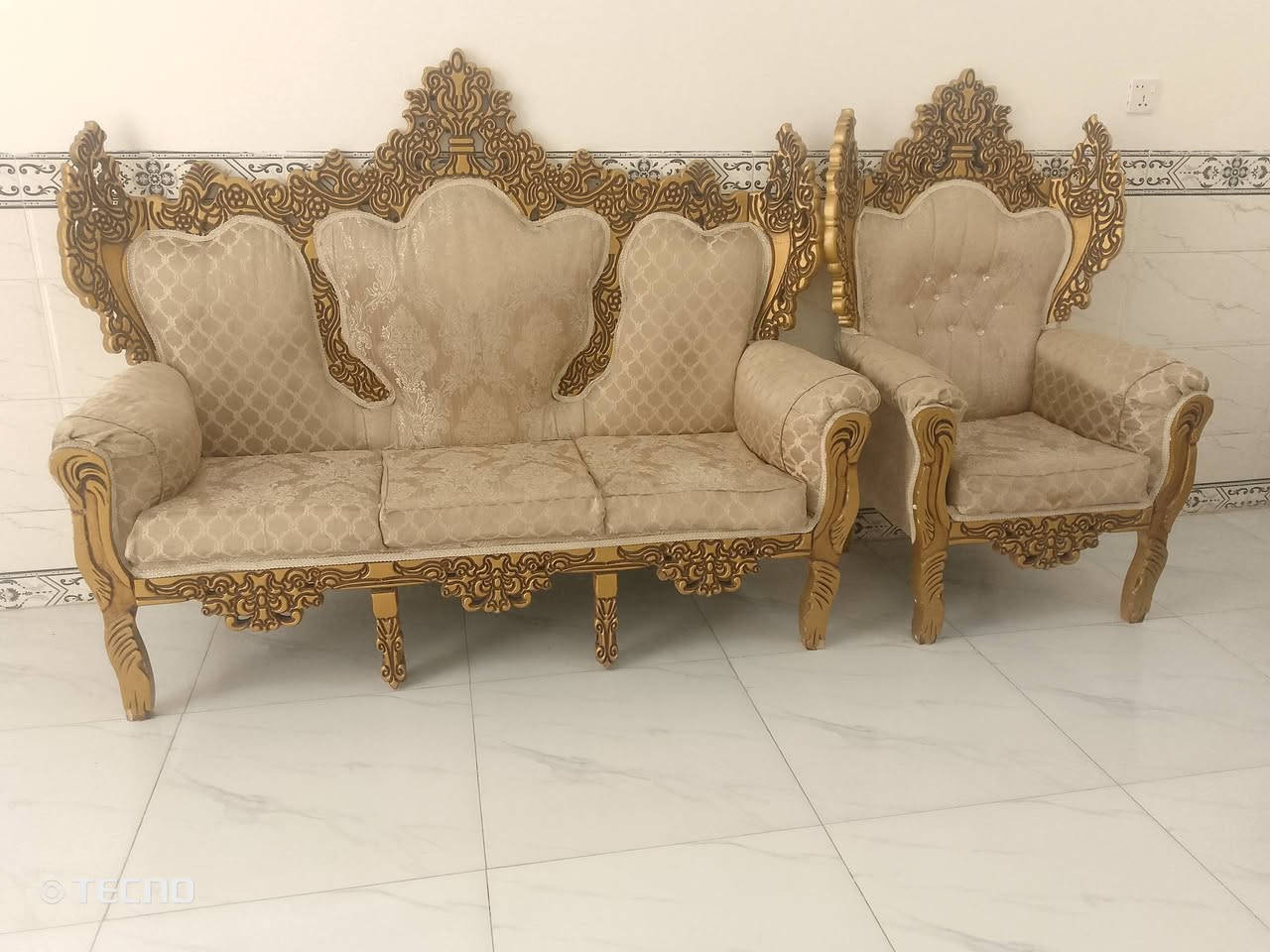 تخم ملكي نضيف جدا واستعمال قليل فول نضافه 
١٠ مقعد خمس قطع ... السعر ٤٠٠ وبي مجال لشراي
اتصال او واتساب *********** 
قضاء النصر
