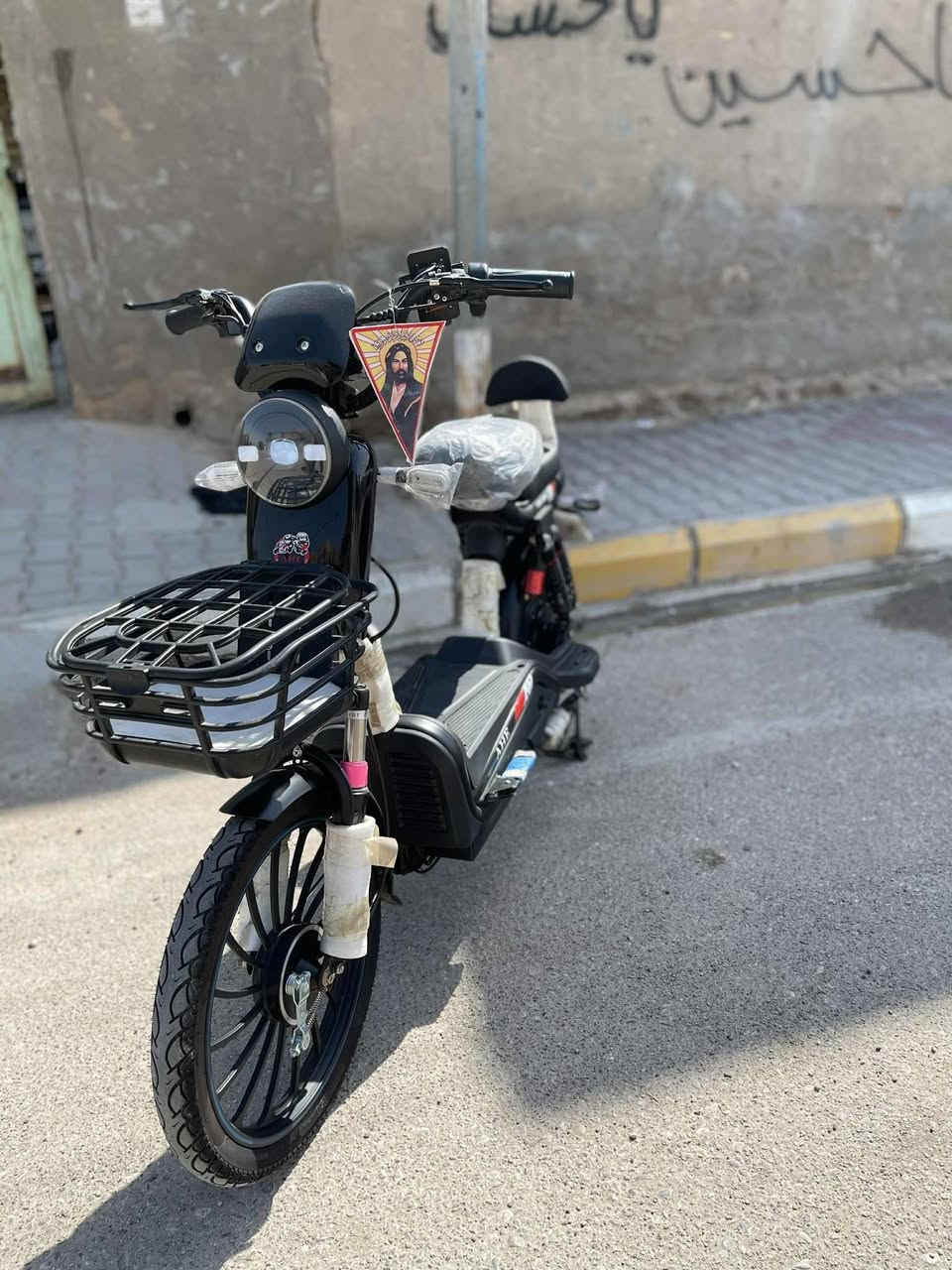 السلام عليكم دراجه شحن للبيع موديل 2026 قبل شهر من اخذتهه استخدام قليل الدراجه فول مواصفات 
1_تشغيل عن بعد 
2-ربط بلاتوث مسجل
3-بصمتين وسويجين 
4-خمس بطاريات دبل 
5-منضومه شحن الجهاز 
6-منضومه لايت عالي وناصي 
وبعد بيهه مواصفات هواي السعر 380 وبيه مجال شراي اتصل او واتساب ***********
