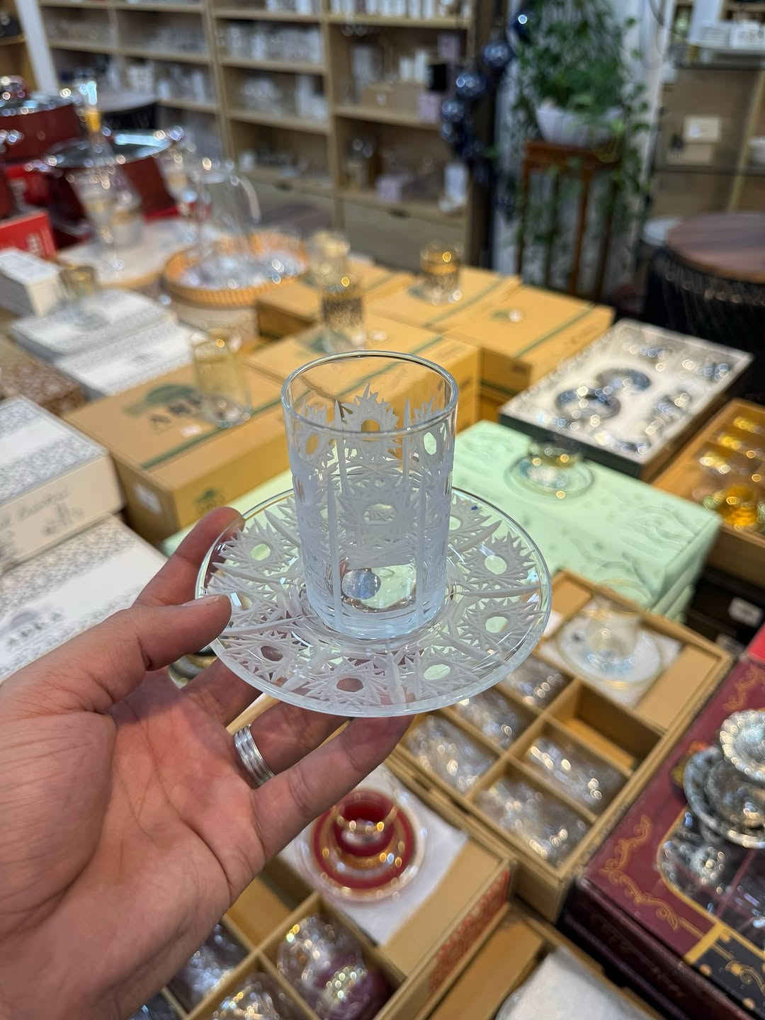 مجموعه كبيره ومنوعه من سيت استكان 
سيت استكان 
سيت فنجان 
سيت كلاصات 
العنوان / حله _شارع 40 جهة باب الحسين - مدخل -بستان الحلو

تتوفر خدمه توصيل الى كافه انحاء العراق 🚚
‏‎للحجز والاستفسار يرجى مراسلتنا على الصفحه⁩⁩⁩

نص مكتوب في الصور:
- 36.000
- 468.000
- 32.000
