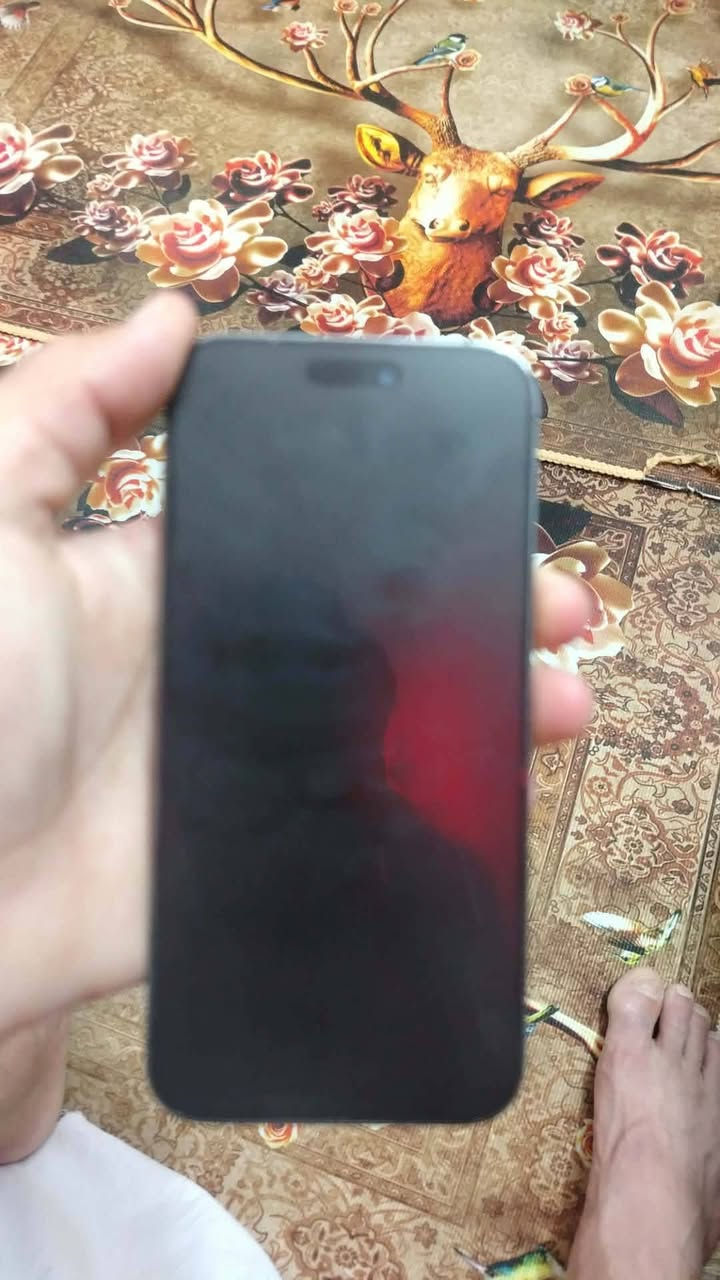 شاشسلام عليكم ايفون 14 شرق لوسط للبيع نضافه فول وبطاريه 88 بدون اي رفع بس الجهاز مبدل بي شاشه وكاله وبي نقطه سودا فوك مثل ما موضحلكم الشراي يراسني او يتصل عليه ***********
